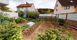 Einfamilienhaus in Veitsbronn mit großem Garten, EBK & Garage zur Miete – VERMIETET!